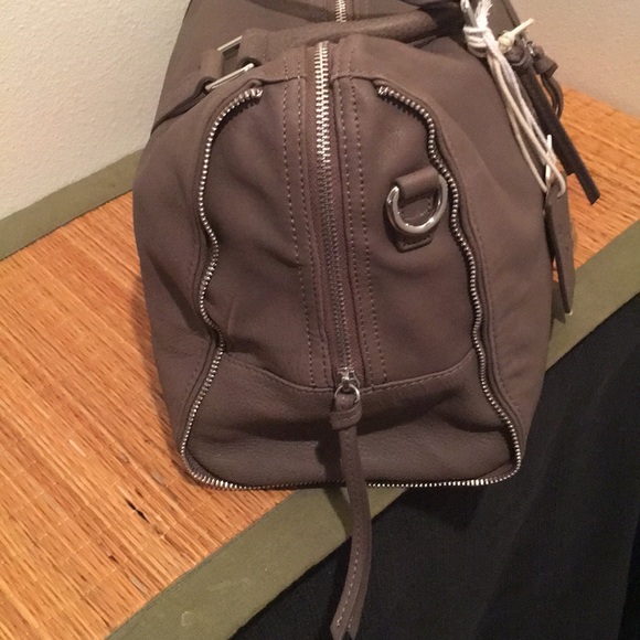 🆕 🐚NWT Grey Leather Zippered Satchel🐚 - Picture 4 of 8